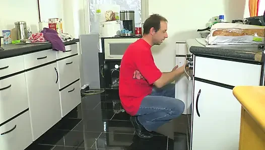 Стройная зрелая женщина повеселилась с большим жестким членом