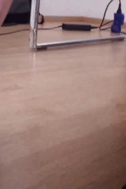 Jessica colgando los pies debajo de la mesa