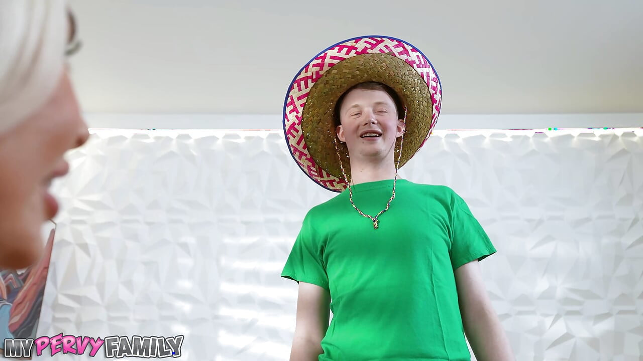 MyPervyFamily - kulturelle Aneignung & MILf-masturbation - Callie Brooks