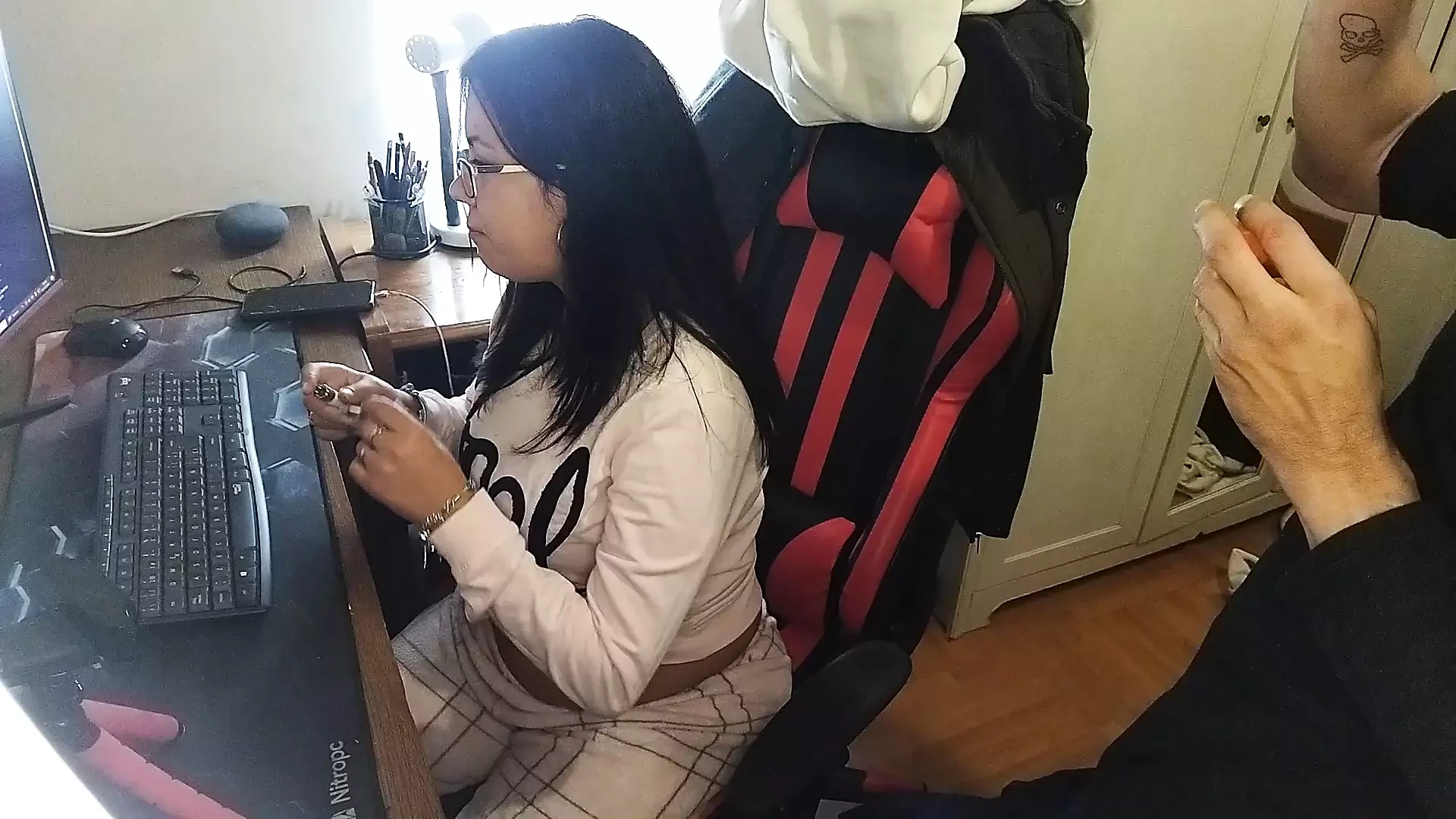 WEBCAMER SUCKING A USER