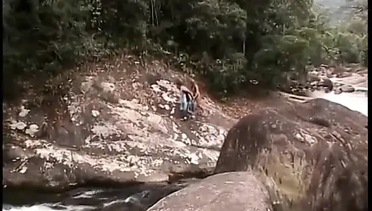 Pantat bahenol cewek seksi spanyol ini dientot habis-habisan di pinggir sungai sampai dicrot di muka