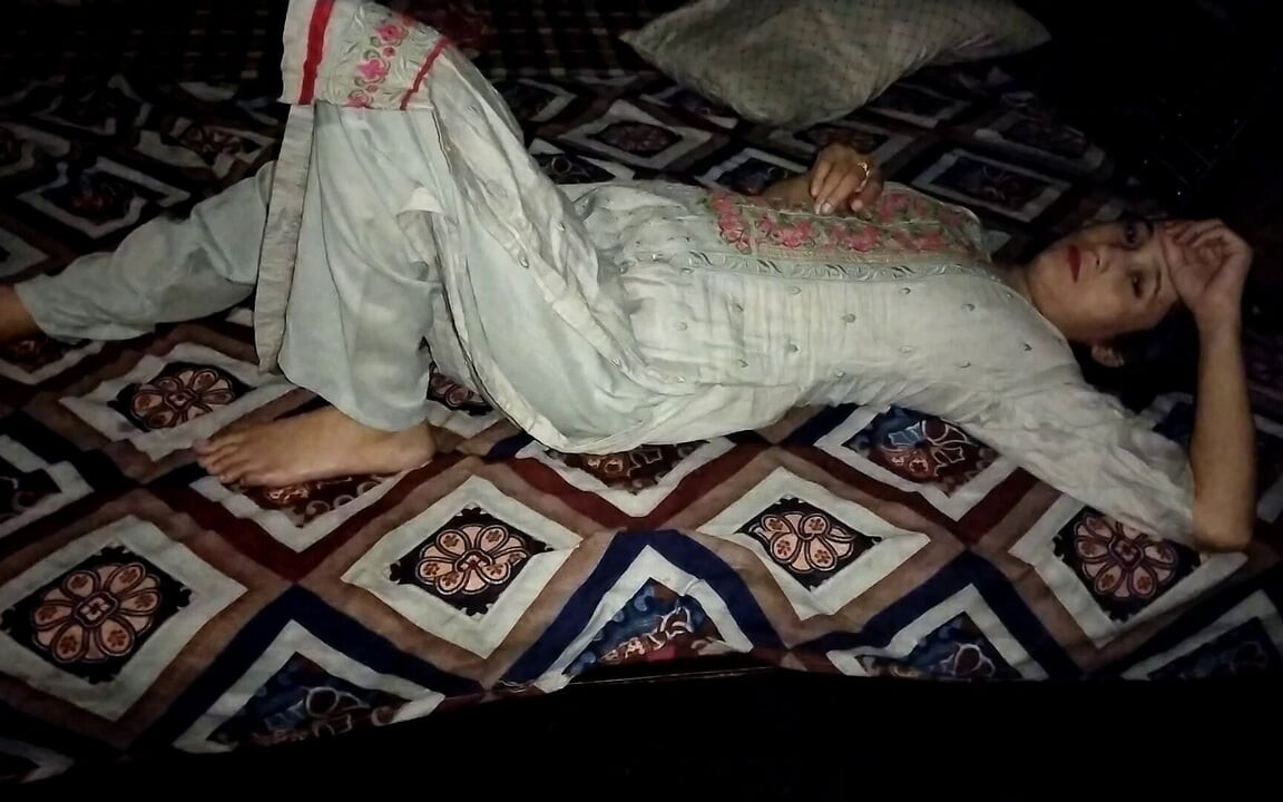 Une indienne nouvellement mariée tombe enceinte, mais fait l’amour