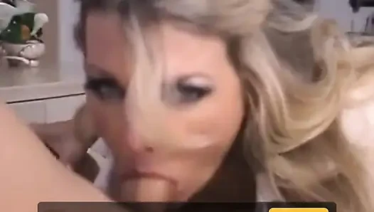 Memek berbulu pirang yang cantik mengobel