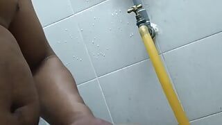 Medam vòi nước hej jop & com bị bắn trong phòng tắm, com cứng của tôi