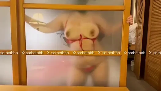 Asyalı kırmızı mikro bikini yağlı dans ve cam yalama