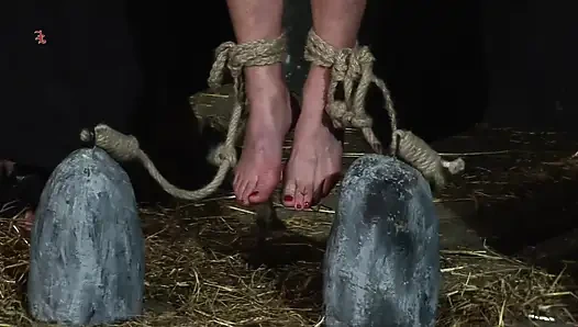 Блондинка получает тяжести на ноги и её поднимают для порки