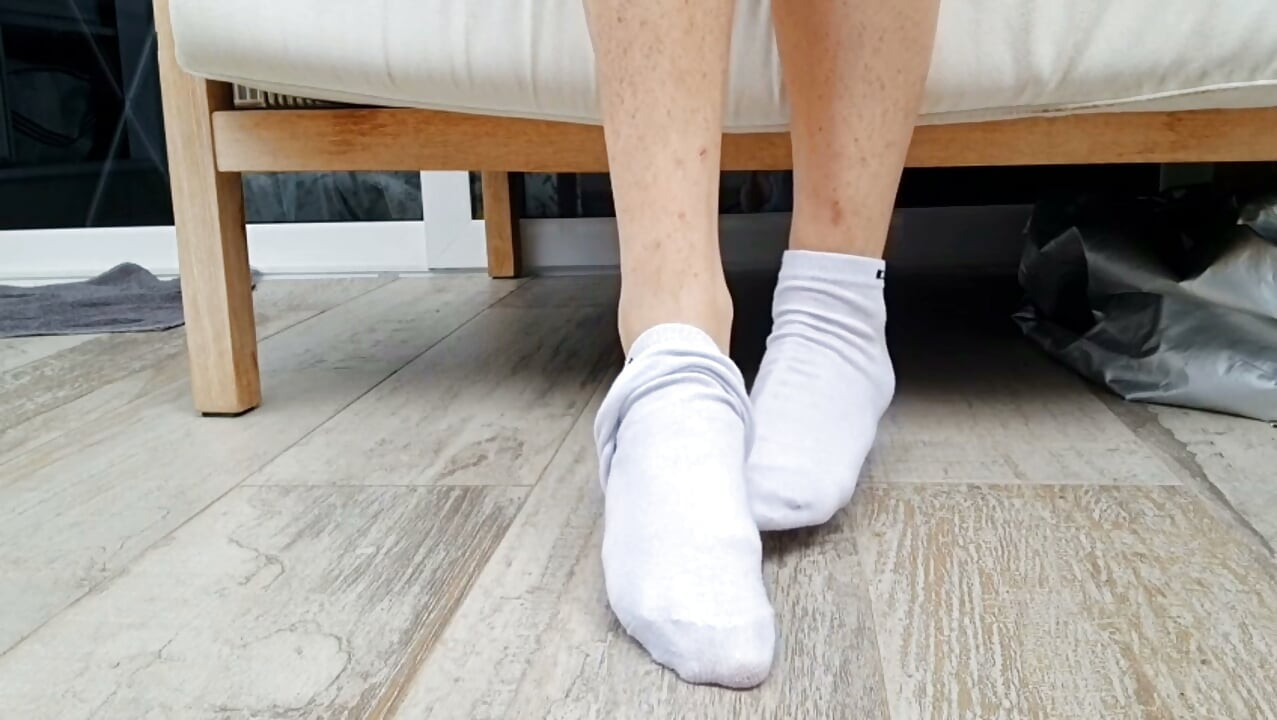 White Ankle Sock Peal & Reveal: Slim Arch and Delicate Toes