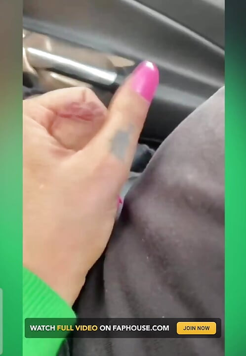 Punheta no carro com enorme gozada