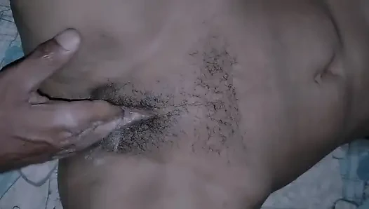 Dia memasukkan tangannya ke dalam memek istrinya dan memasukkan mentimun, memek dan pantatnya meledak.