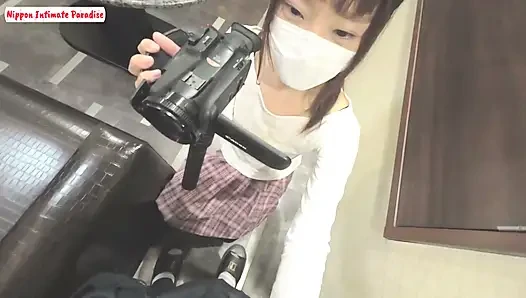Si cewek imut dengan tubuh aduhai ini lagi asik muasin memeknya pakai jari sampai lututnya menganga lebar