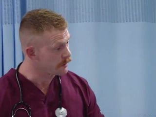 Homosexueller Sex: Drew Sebastian &amp; Krankenschwester, Ginger-Piercing-Bär (blank)