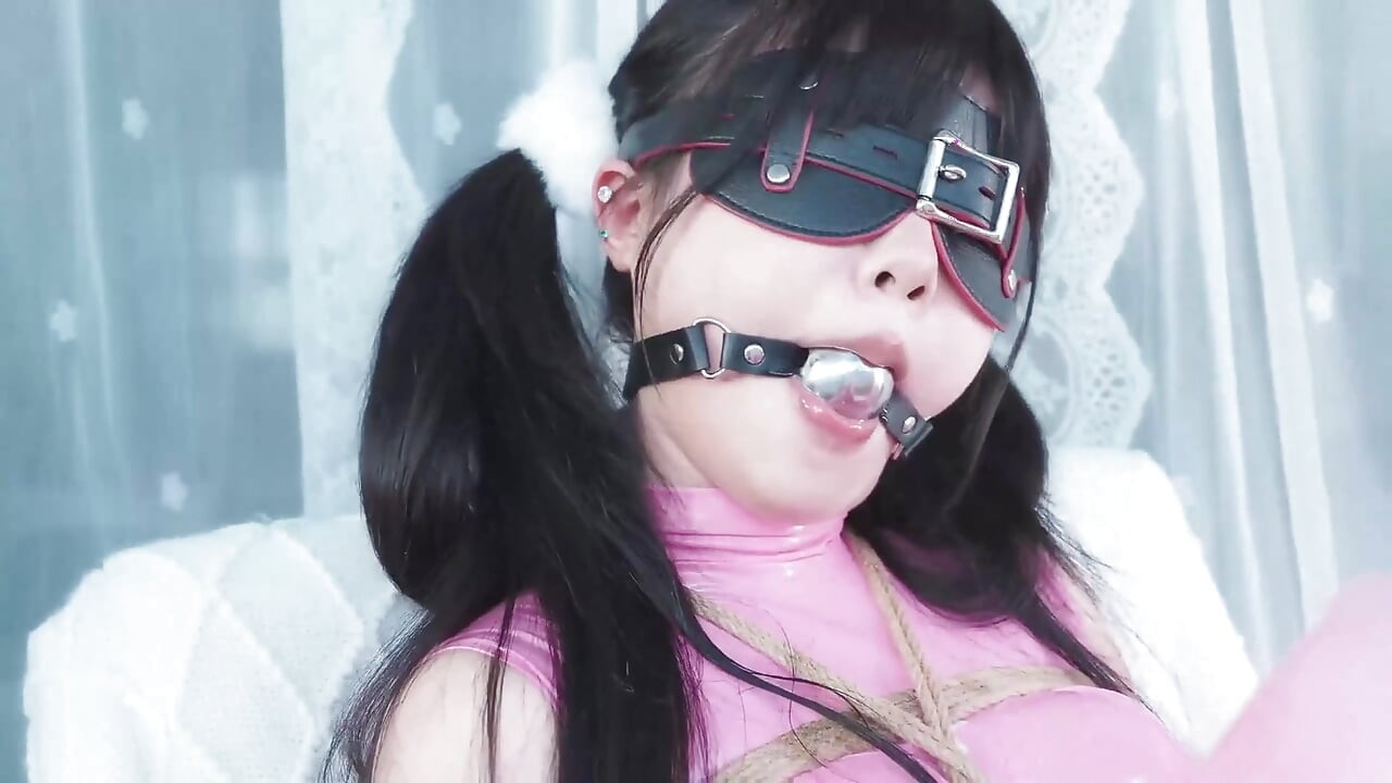 Ms17-使用风管胶带堵住女孩并让她挣扎