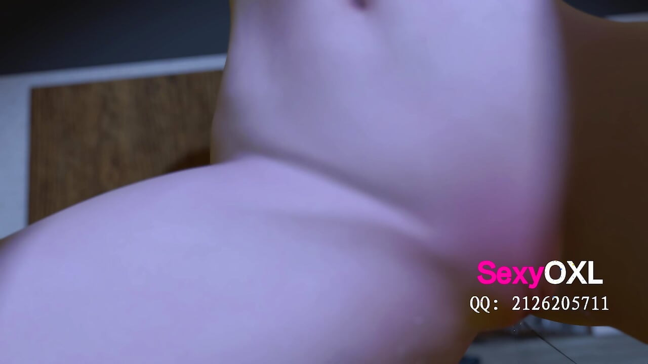 Una hermosa mujer se excita y fantasea mientras ve un video para adultos