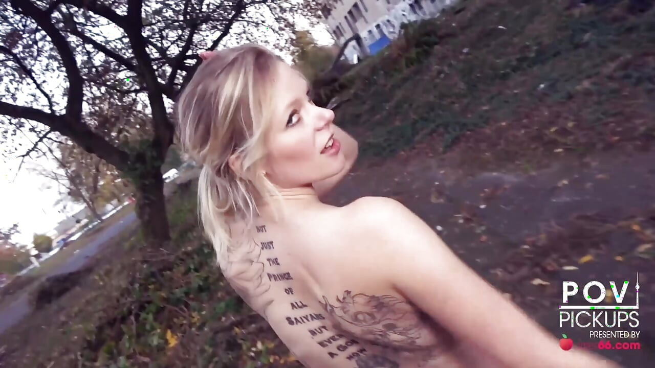 Gagica blondă germană conduce goală prin oraș + futai public