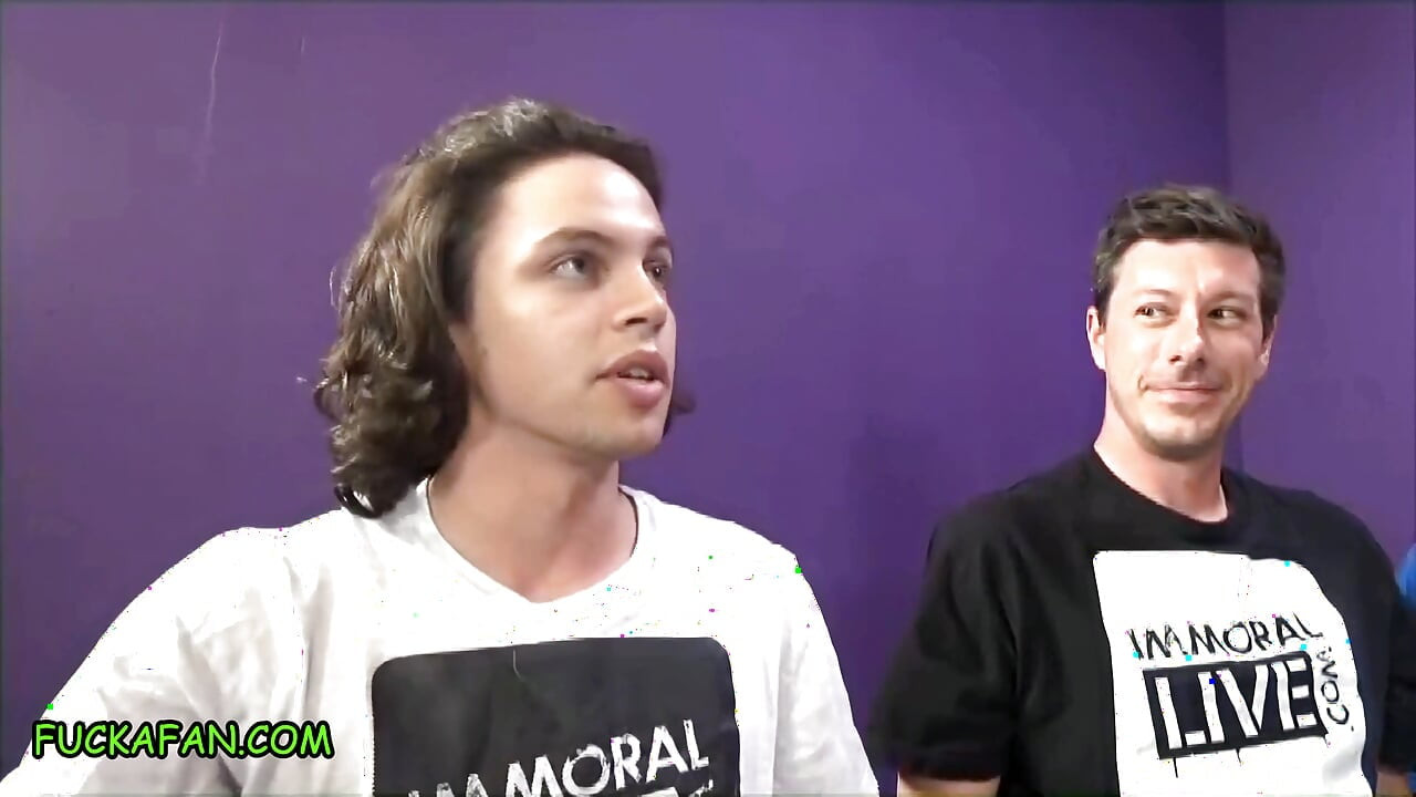 팬 따먹기 - 큰 엉덩이 갈색 머리 제니퍼 화이트와 레이븐 베이로 두 번 사정하는 프랭크