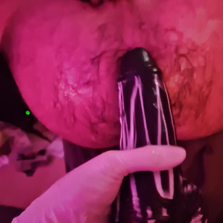 Petit jeu avec un gode