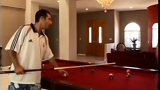 Siyah c-cup ateşli kız iki beyaz adam tarafından çifte sikiliyor
