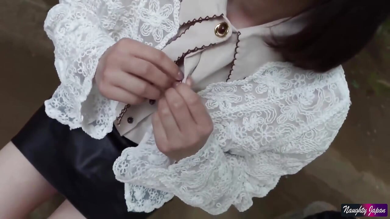 아무것도 없는 척. 그녀의 순진한 표정은 다른 누구도 도달할 수 없는 곳으로 서서히 변해, 1차