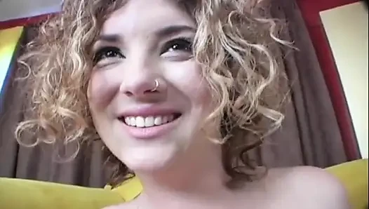 Tombul dolgun kadın ilk porno çekiminde taşakları emiyor