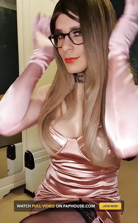 Érzéki mennyországi szatén és nejlon álom, olyan csillogó puncinak érzed magad, amit meg akarsz érinteni, ugye!