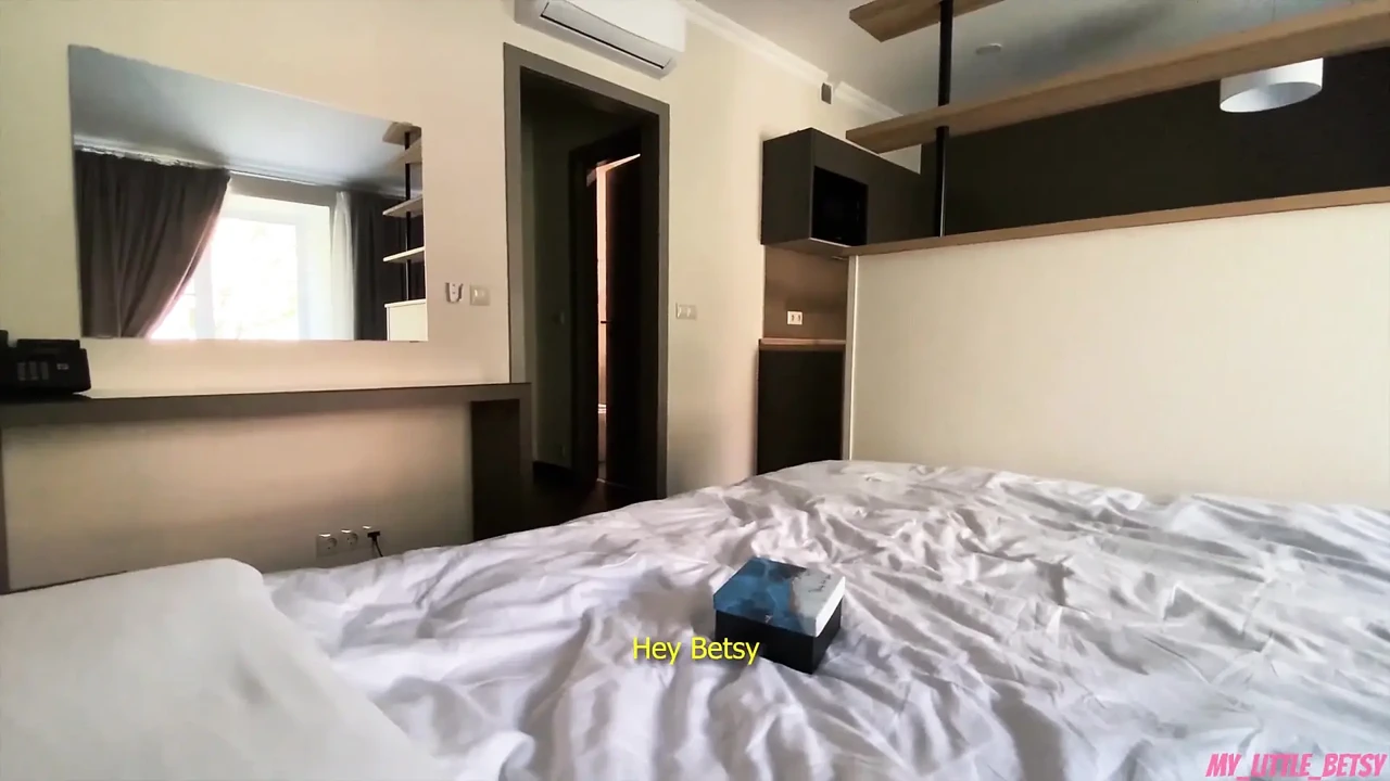 走在树林里, 郁郁葱葱, 最后射在她的脸上和头发上