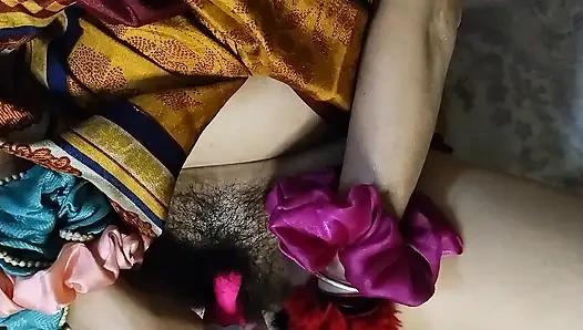 Bhabhi steckte sexzeug in muschi ein und nahm muschisaft heraus