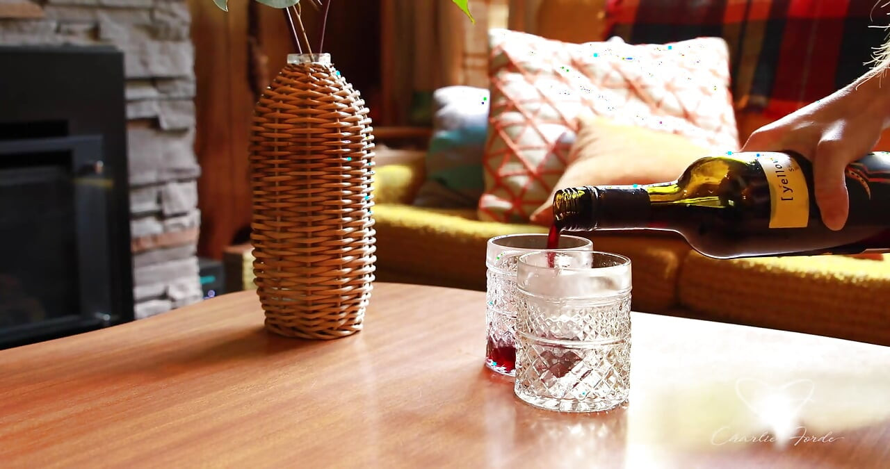 Tergoda menampilkan Charlie Forde, Kim memancut mani