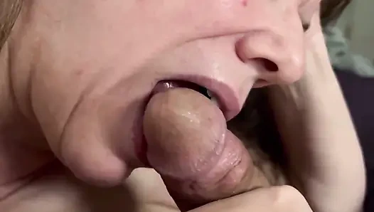 Женушка делает тебе минет и принимает твою порцию спермы в ее рот