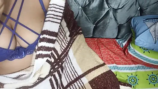 Cewek semok latina dengan kacamata lagi asik nyepong kontol besarku