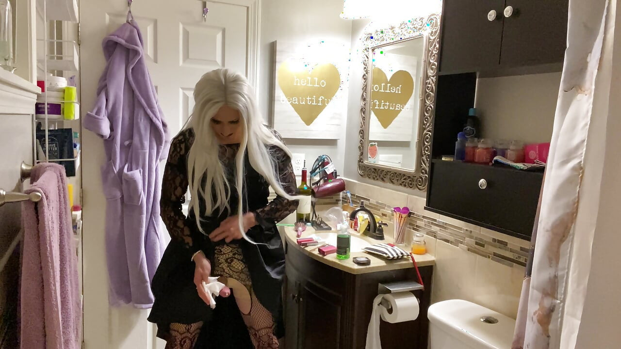Emo Crossdresser Puts on Buttplug and Jerks off