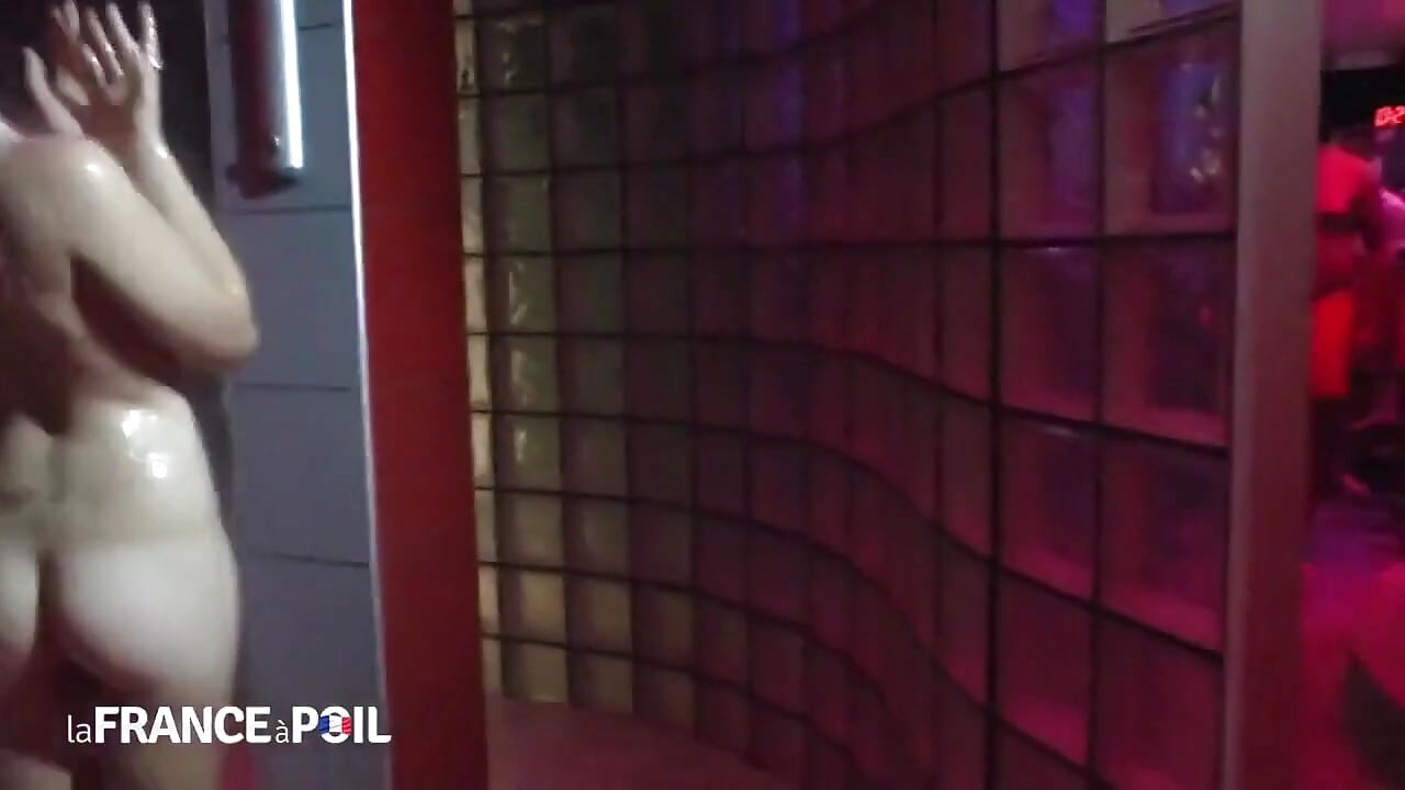 스와핑 클럽에서 예쁜 학생 Jessica의 첫 경험