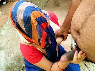 Une belle-mère à gros cul se fait baiser dans la cour de la ferme et éjacule sur les seins