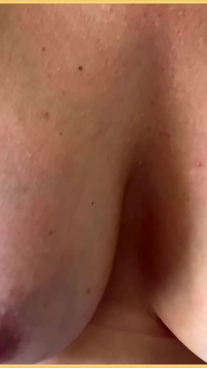 Viktigt ögonblick från "Wifeys stora perfekta bröst vibreras och studsar i slow motion"