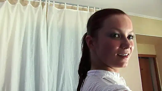 Neşeli Amelia bölünmüşleri yaparken sakso çekiyor, sonra genç götünü sikiyor