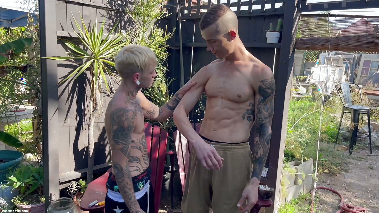 Seks POV Outdoor yang Penuh Gairah Hoss Kado Meniduri Austin Spears Kontol Besar Daddy Blonde FTM Trans Man Twink