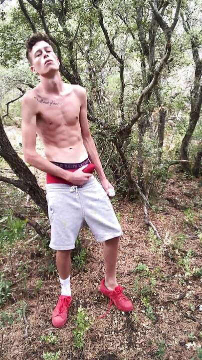 Strip-uri twink excitate în pădure - Abs și picioare tachinare, pișat în lenjerie intimă și șosete, apoi masturbează o încărcătură mare