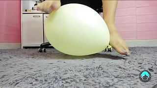 Texture con i piedi, giocando con un palloncino