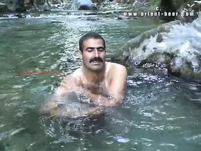 Tarek wanks penis arabnya yang berbulu di tepi sungai