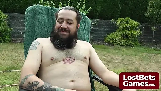 Permainan memori strip dengan pemain berulang kali mencocokkan pakaian mereka sendiri