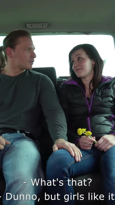 Řidičská sexy kamarádka šuká do zad v dodávce drivinig