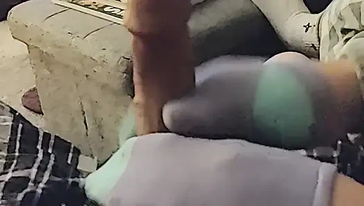 Yoğun mor ve su çoraplı çoraplar elle muamele boşalma
