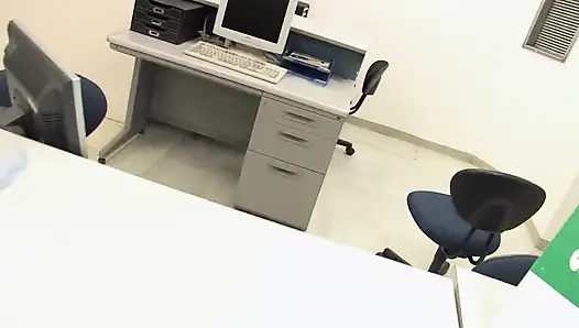 Schönes japanisches mädchen lutscht abwechselnd viele harte schwänze
