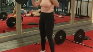 Magst du die Art, wie meine Titten hüpfen, wenn ich trainiere?