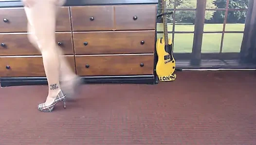 In grauen, plaid-pumps gehen