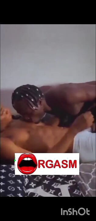 Ich lutsche die nippel meines freundes, während er mich fickte
