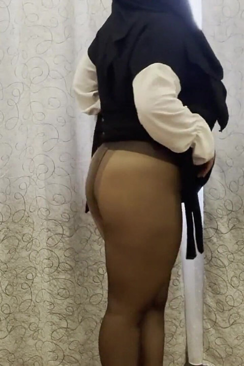Moroccan Stepsister in Pantyhose Without Panties