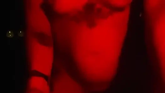 Kampta sıska orta yaşlı seksi kadın emiyor, sikişiyor, fışkırtıyor