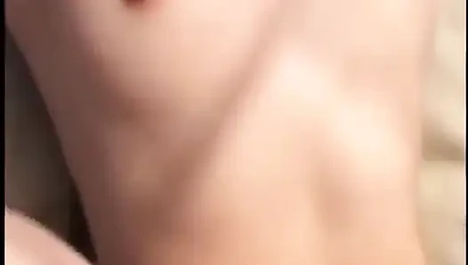 Seksi minyon esmer açık havada kaslı adamlarla grup seks sırasında iki yarağı birden alıyor