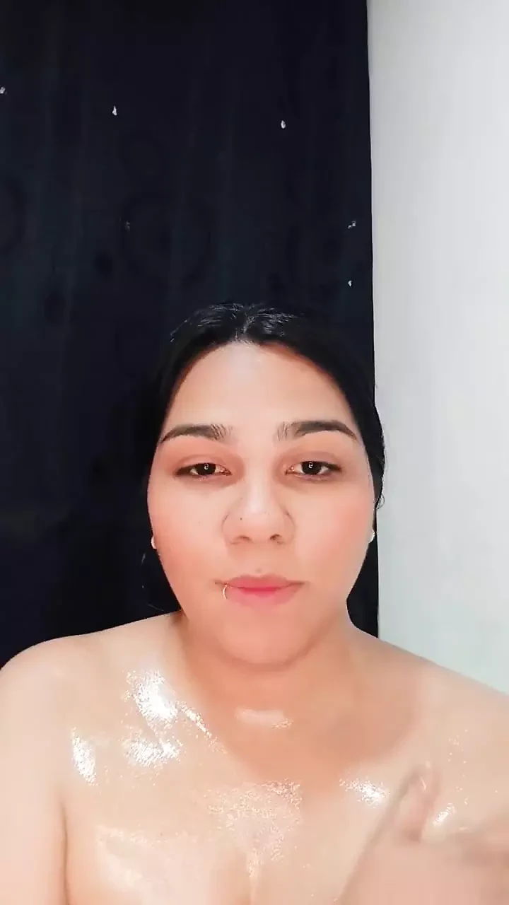 Sensual morena coloca óleo em todo o corpo