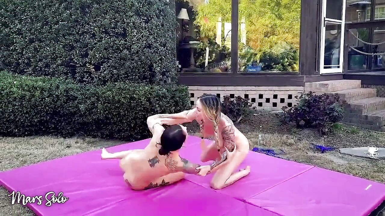 Oil Sex Wrestling με τιμωρία με λουρί - Η Mars Solo και η Parker Skyes γδύνονται, λαδώνονται και παλεύουν με ψαλιδιές